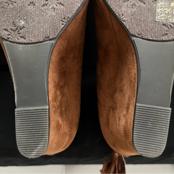 Women’s size 6 US wedge heel ankle bootie. - Picture 4 of 8